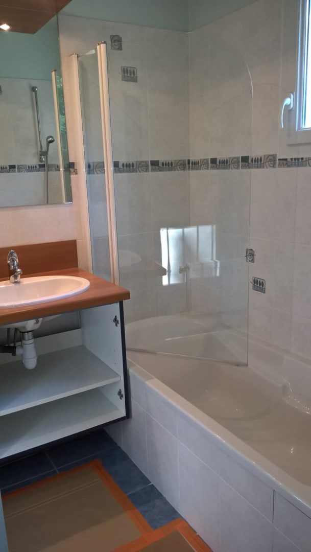 remplacement baignoire par douche quimper avant - Salle de bain