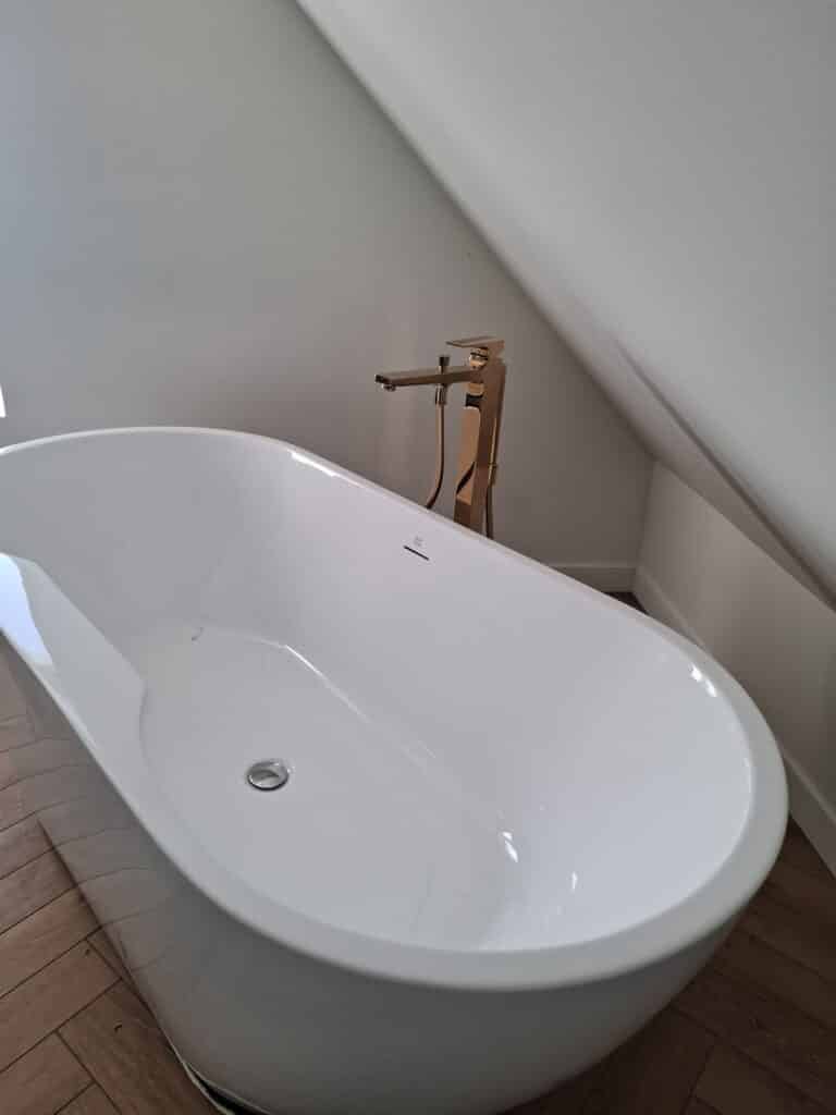 Installation WC suspendu et baignoire îlot à Quimper 1